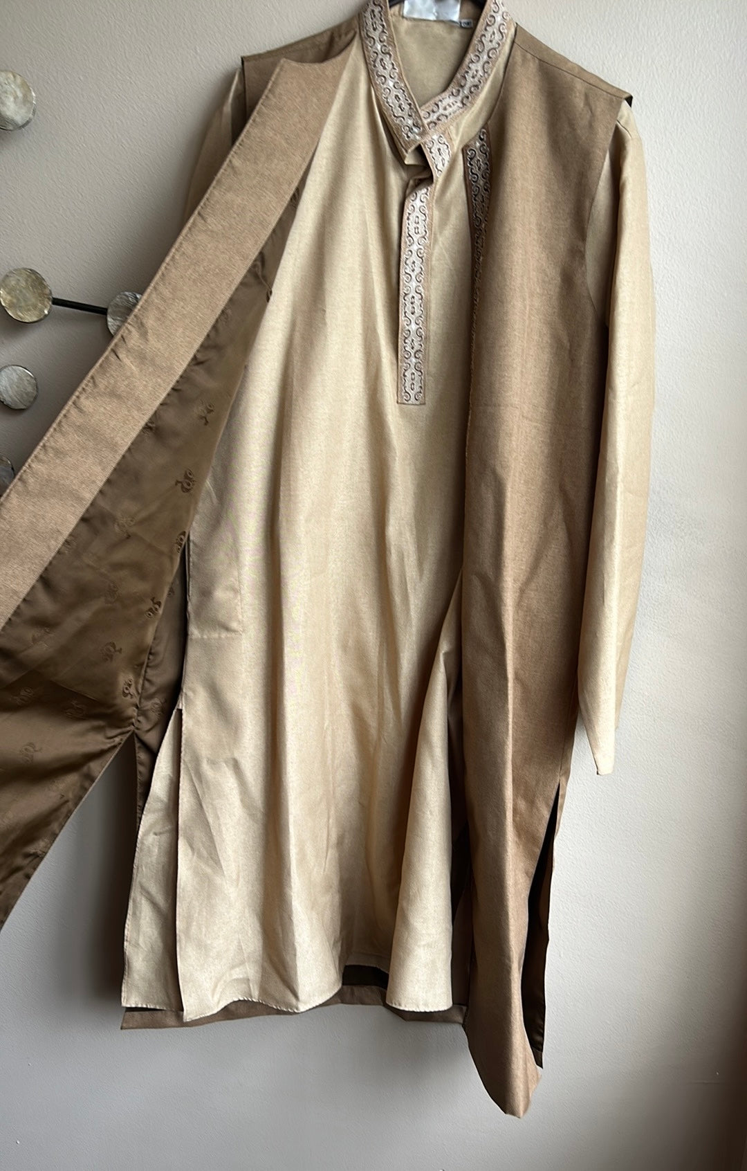 New Men’s Indian 3 Pc Wedding Outfit Kurta Pajama Jacket Embroidered Beige Sz 42