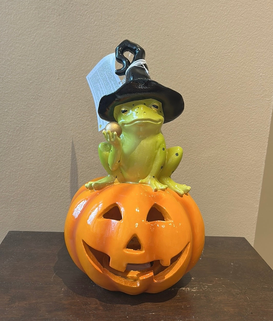 New Light Up LED Pumpkin With Frog Wearing Witch Hat On It Halloween Figurine