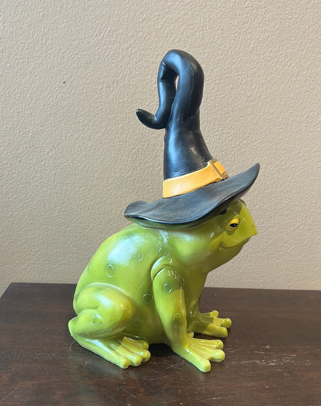 Cute Green frog With Witch Hat Halloween Home Decor New Figurine