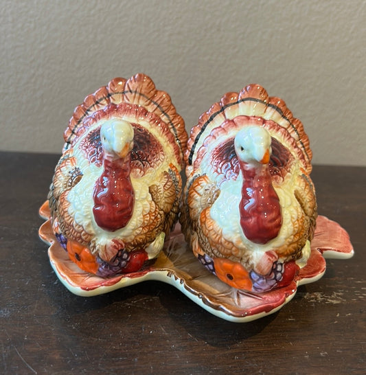 Heritage Harvest Turkey Salt pepper shakers on Leaf Tray New