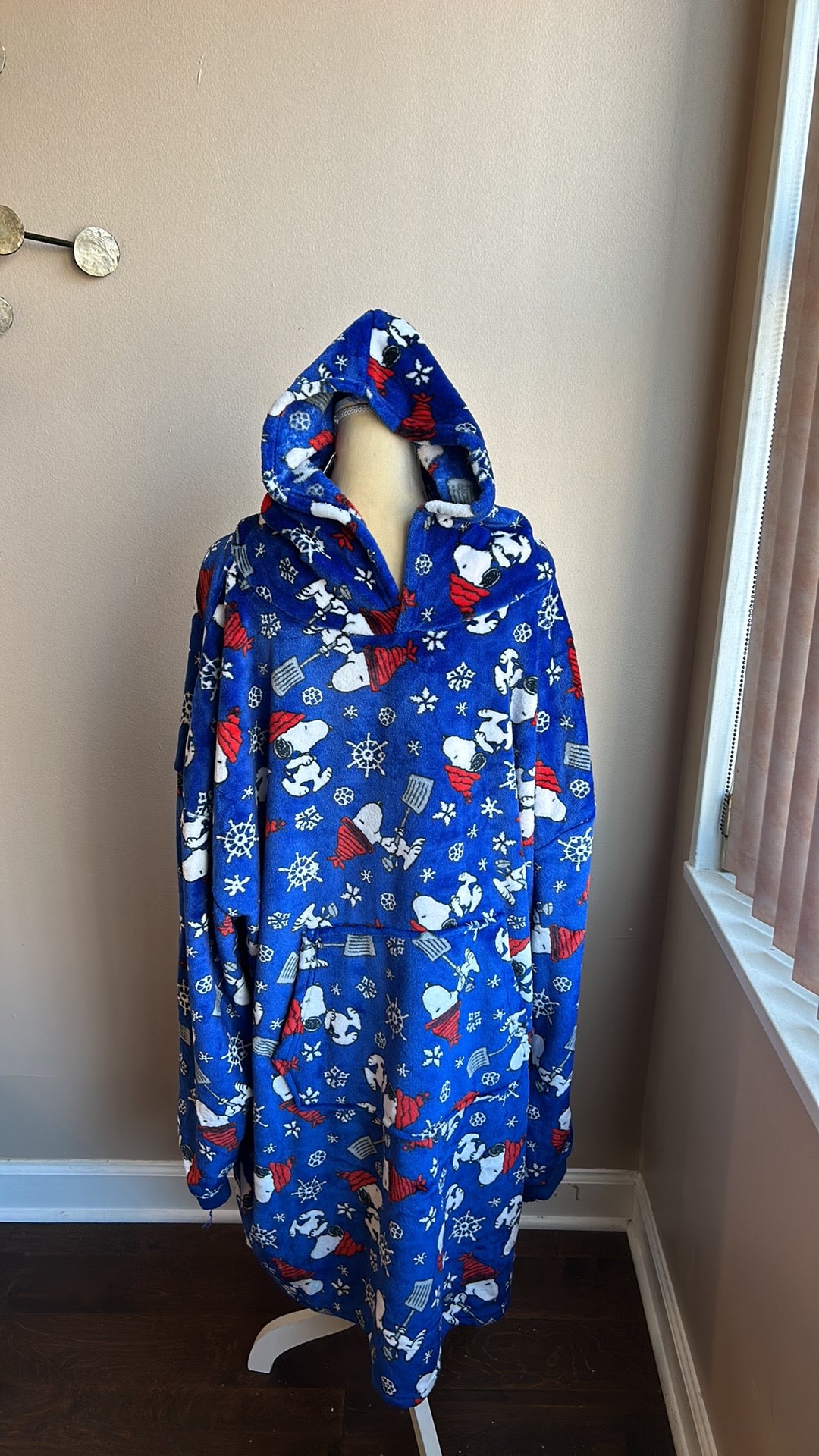 Peanuts Snoopy Unisex One Size Blanket Hoodie Christmas New Snowflakes