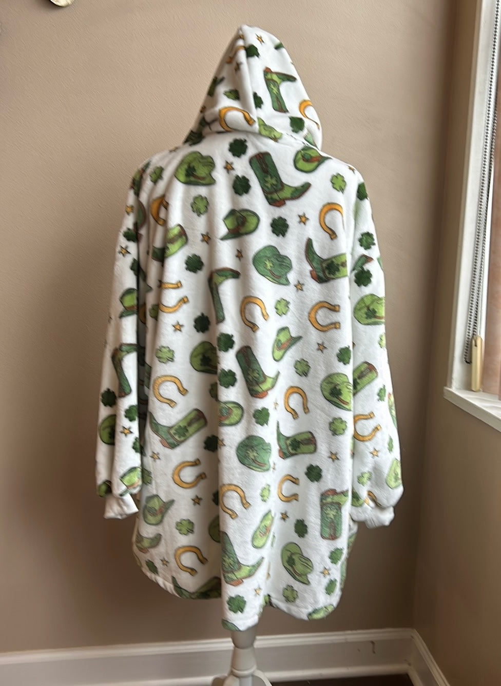 Marlo Lorenz Throwzy Poncho At Patrick’s Boots Clover Horseshoe Hats One Size