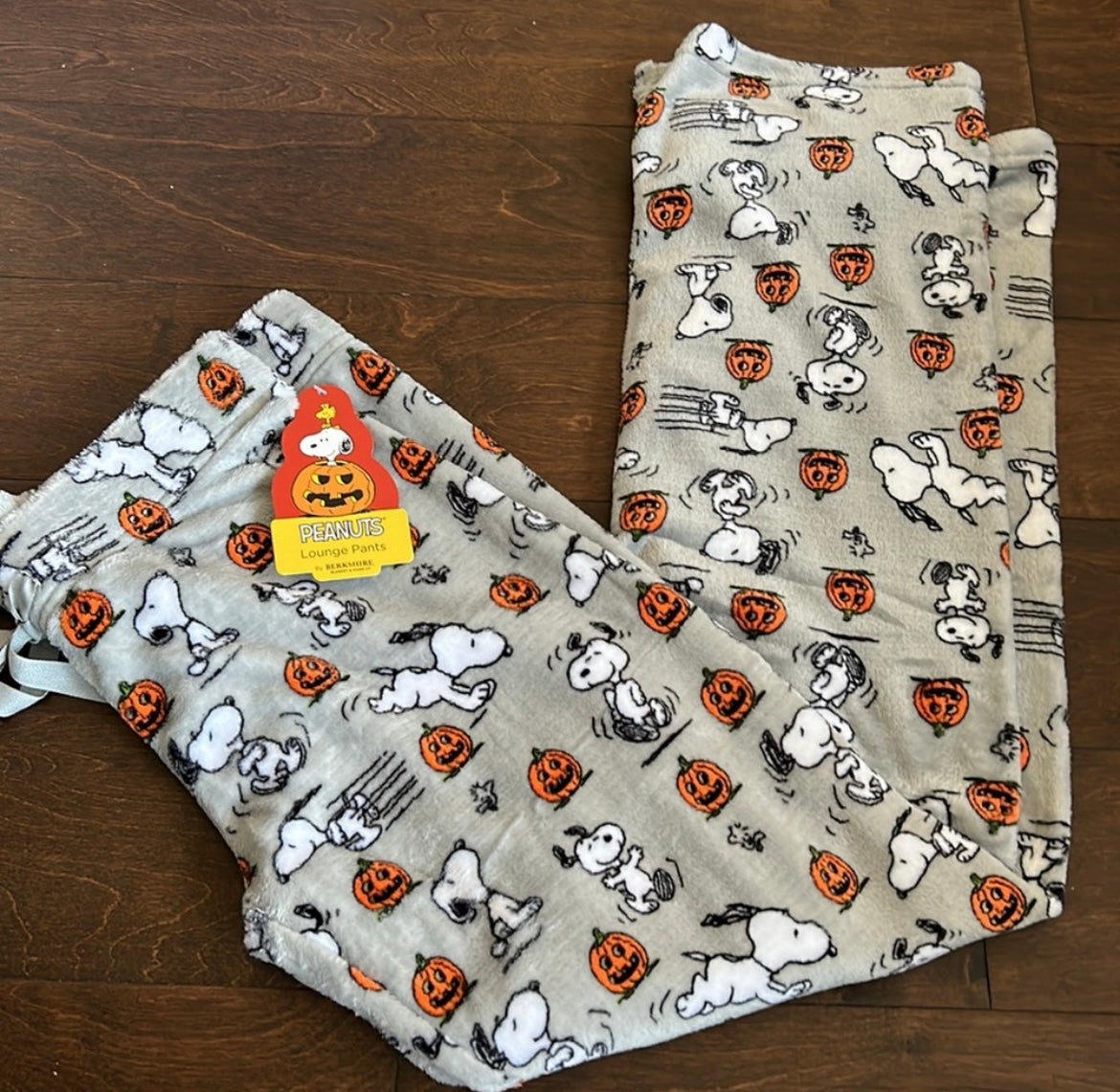 Peanuts womens Halloween Gray Snoopy Pumpkin Print Plush Pajama Pants New