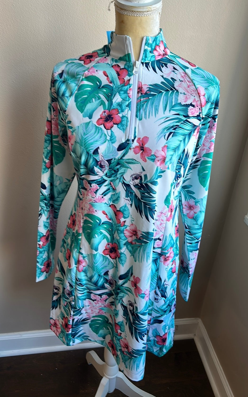 NWT Tommy Bahama Womens Golf Dress With  Shorts  long sleeves upf 50 Tropical