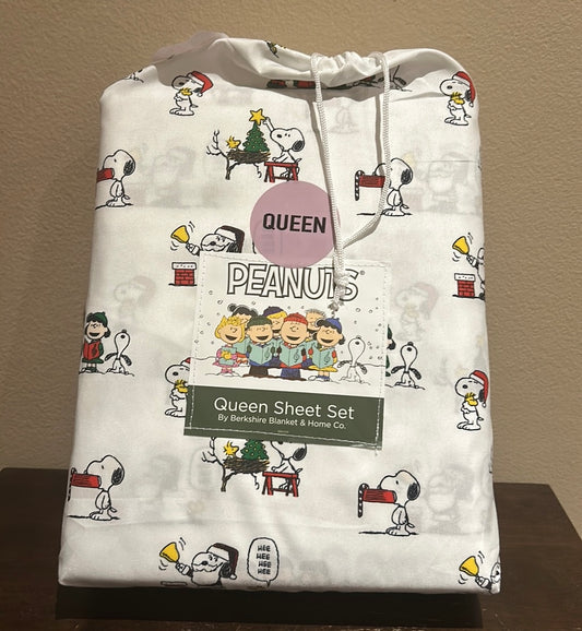 Peanuts Snoopy and the Gang Caroling Queen 4 piece Sheet Set Christmas NEW