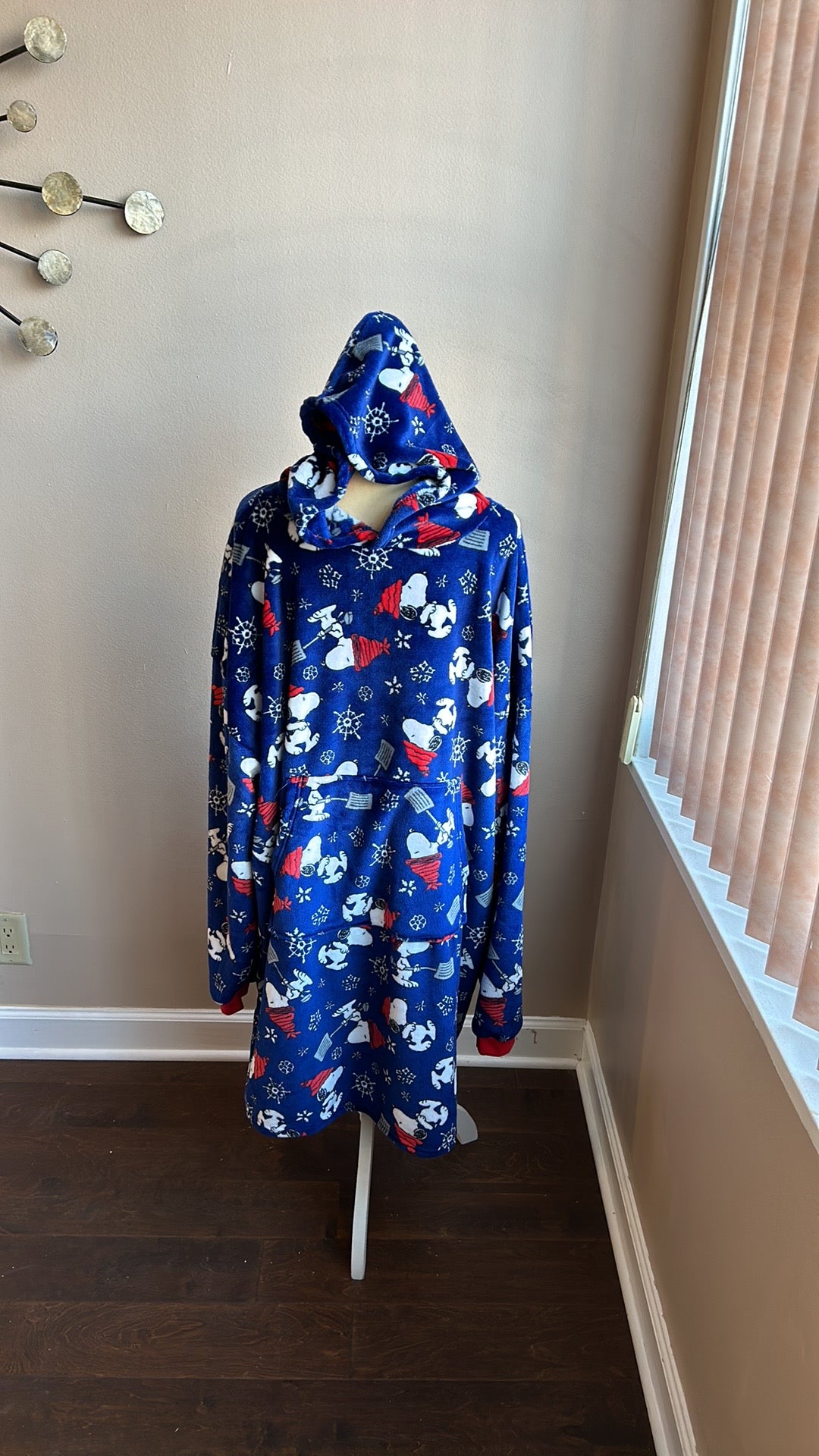 Peanuts Snoopy Mens One Size Blanket Hoodie Christmas New Snowflakes Long Sleeve