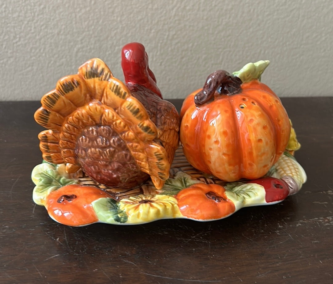 Heritage Harvest Turkey & Pumpkin  Salt pepper shakers on Tray New