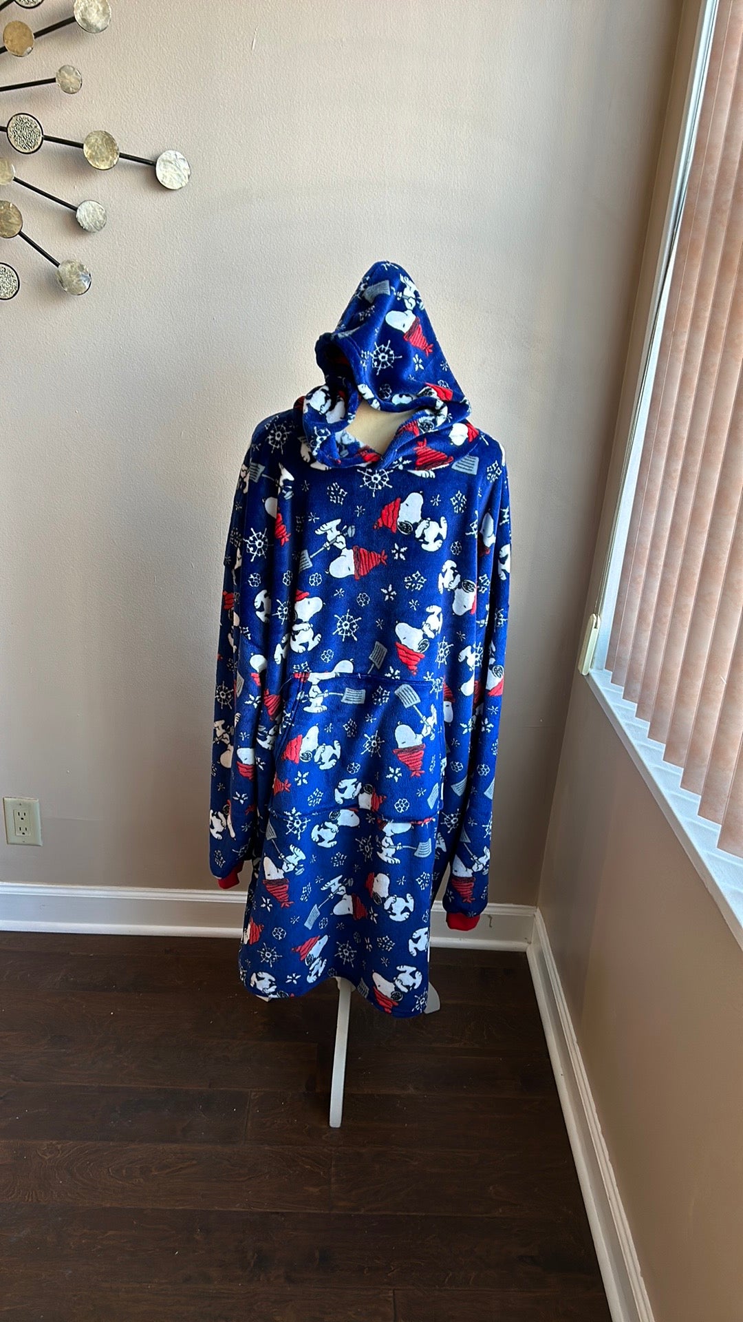Peanuts Snoopy Mens One Size Blanket Hoodie Christmas New Snowflakes Long Sleeve