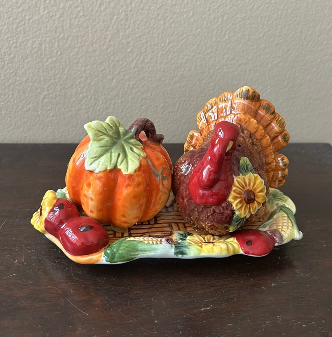 Heritage Harvest Turkey & Pumpkin  Salt pepper shakers on Tray New