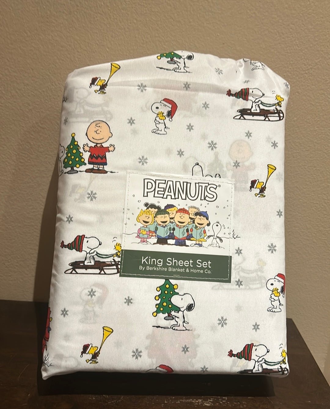 Peanuts Snoopy and Gang King 4 Pc Sheet Set Christmas Trees Snowflakes NEW